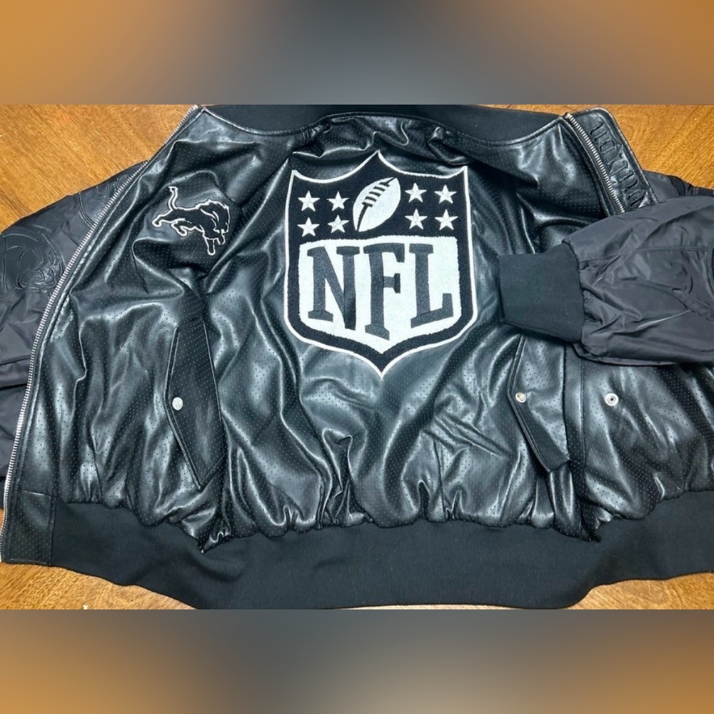 Jeff Hamilton Limited Edition Reversible NFL
Detroit Lions Leather Bomber Jacket